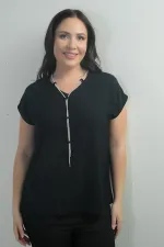 Chemisier grande taille en crêpe satin à col en V et collier