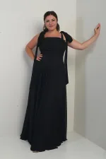 Robe longue en crêpe mousseline de soie, doublée, à col en V et épaules dénudées, disponible en grandes tailles.