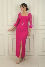 Robe longue en crêpe pour femme, décolleté en cœur, ceinture à boucle, manches ornées de pierres et fente.