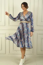 Robe en satin à motif abstrait plissé, doublée, à encolure cache-cœur et ceinture