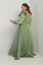 Robe longue BB en mousseline doublée, ceinturée et ornée d'un décolleté Madonna à fleurs