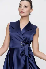 Robe en satin à encolure cache-cœur et laçage