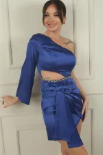 Robe courte en satin pour femme, à une manche, cintrée à la taille, ornée d'une chaîne et d'un nœud, et doublée.