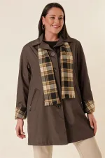 TRENCH BONDIT GRANDE TAILLE AVEC POCHES DOUBLÉES ET ZIPPÉES, ET ÉCHARPE EN ACCESSOIRE.