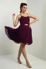 Robe courte évasée en mousseline de soie doublée avec bretelles en corde dans le dos et fenêtre devant