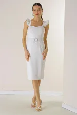 Robe en crêpe à bretelles volantées, détail globe, doublée et ceinturée à la taille