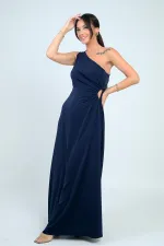 Robe longue asymétrique en crêpe satin avec détail de fenêtre latérale