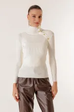 Omzu Süs Düğmeli Boğazlı Kazak