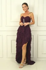 Robe longue bustier en tulle avec détails en pierres sur le devant, drapée, doublée, avec fentes latérales et volants.