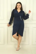 Robe courte grande taille pour femme avec devant drapé, détails en pierres et perles, manches plissées, doublure en mousseline et tissu Lycra.