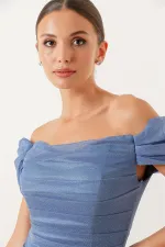 Robe longue plissée à manches basses et doublée de paillettes