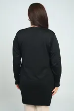 Gilet long grande taille pour femme avec détails de boutons aux manches et imprimé pierre.