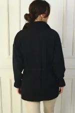 Manteau en cachemire pour femme avec fermeture éclair sur le devant, taille et poignets froncés, et double poche.