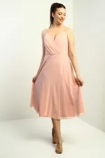 Robe en mousseline évasée à bretelles croisées et dos lacé, doublée, avec encolure cache-cœur et bretelles.