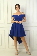 Robe courte évasée en crêpe doublée, décolleté Madonna, devant court, dos long.