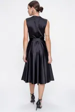Robe en satin à encolure cache-cœur et laçage
