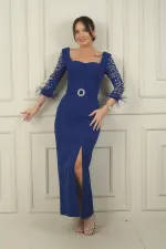 Robe longue en crêpe pour femme, décolleté en cœur, ceinture à boucle, manches ornées de pierres et fente.