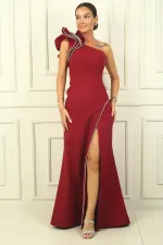 Robe sirène asymétrique en crêpe doublée avec détails en pierres scintillantes