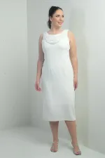 Robe midi en crêpe grande taille, doublée, avec col en V et ornements de pierres.