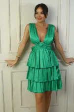 Robe courte en satin doublée à col en V devant et dos pour femme, ornée d'un détail à la taille.