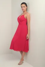 Robe en mousseline évasée à bretelles croisées et dos lacé, doublée, avec encolure cache-cœur et bretelles.