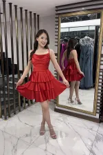 Robe courte en satin pour femme avec jupe à volants et bretelles en corde dans le dos