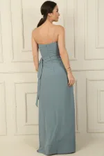 Robe longue en mousseline doublée, bretelles fines brillantes, devant drapé, poche latérale