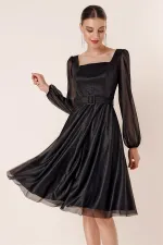 Kare Yaka Kemerli Balon Kol Astarlı Simli Elbise