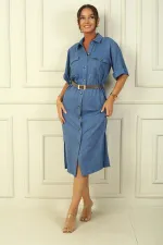 Robe longue boutonnée sur le devant, ceinture à la taille et double poches, finition effet lin.