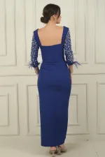 Robe longue en crêpe pour femme, décolleté en cœur, ceinture à boucle, manches ornées de pierres et fente.