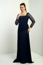 Robe de soirée longue en crêpe satin, doublée, à col carré et manches perlées, coupe ample.