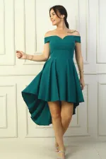 Robe courte évasée en crêpe doublée, décolleté Madonna, devant court, dos long.