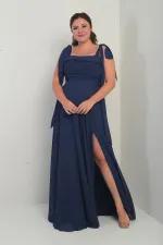 Robe longue en crêpe mousseline de soie, doublée, à col en V et épaules dénudées, disponible en grandes tailles.