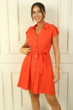 Robe effet lin à col polo, boutonnée sur le devant, ceinturée et plissée