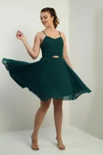 Robe courte évasée en mousseline de soie doublée avec bretelles en corde dans le dos et fenêtre devant