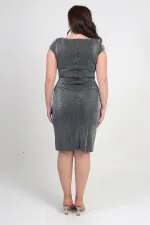 Robe à paillettes grande taille en lycra, ornée de deux pierres et à encolure cache-cœur. Doublée et à manches demi-lune.