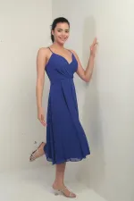 Robe en mousseline évasée à bretelles croisées et dos lacé, doublée, avec encolure cache-cœur et bretelles.