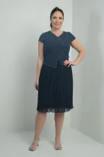 Robe courte grande taille pour femme avec détails en pierre, doublée, entoilée, double jupe et plis en mousseline