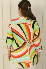 Chemise grande taille à motif géométrique et boutons métalliques sur le devant