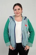 Manteau à capuche grande taille pour femme, avec poche avant zippée, détails en maille et motif à carreaux.