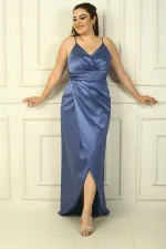 Robe de soirée longue en satin doublée, à bretelles, décolleté cache-cœur et taille plissée.