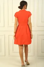 Robe effet lin à col polo, boutonnée sur le devant, ceinturée et plissée