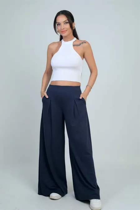 Pantalon Osyho pour femme, jambes larges, taille élastique, poches et plis sur le devant.