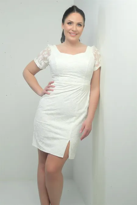 Robe grande taille en tulle pailleté doublée, décolleté pentagonal et mini fente sur le devant