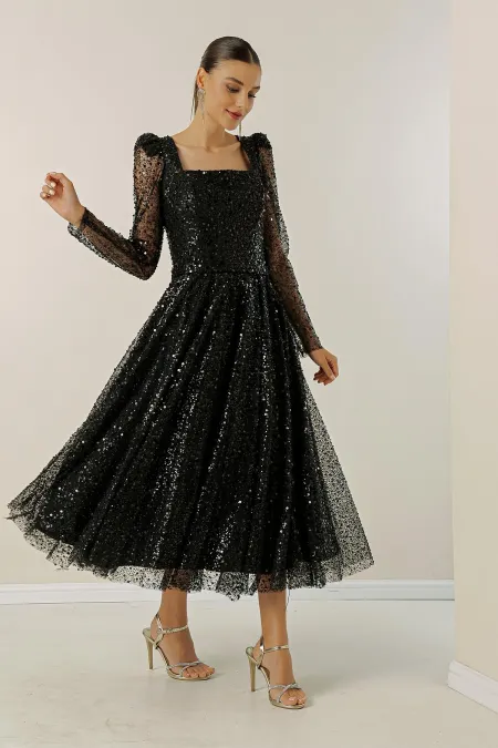 Robe à col carré, manches longues, doublée, sequins et perles