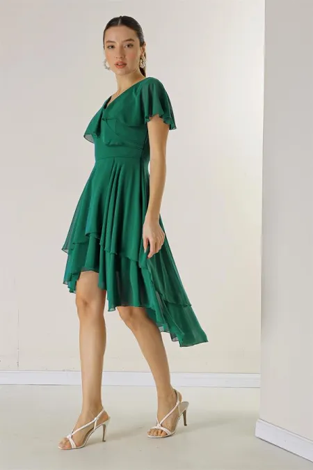 Robe courte devant, longue dos, doublée, à volants et à plusieurs épaisseurs en mousseline