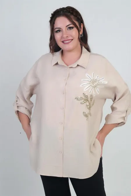 Chemise grande taille pour femme avec manches repliées, application florale et fentes latérales