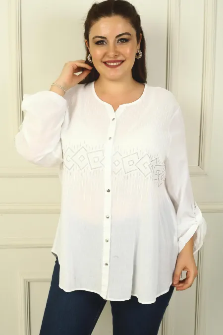 Chemise en lin lavé grande taille, boutonnée en métal sur le devant, motif géométrique pailleté, manches repliées
