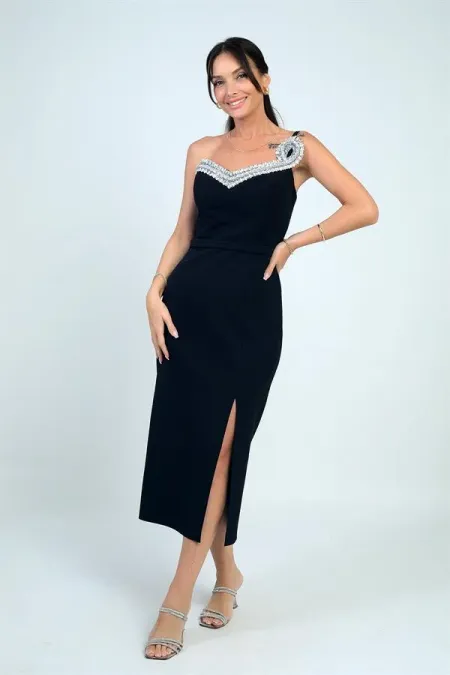 Robe midi fine en crêpe à une bretelle pour femme, ornée de pierres et dotée d'armatures.