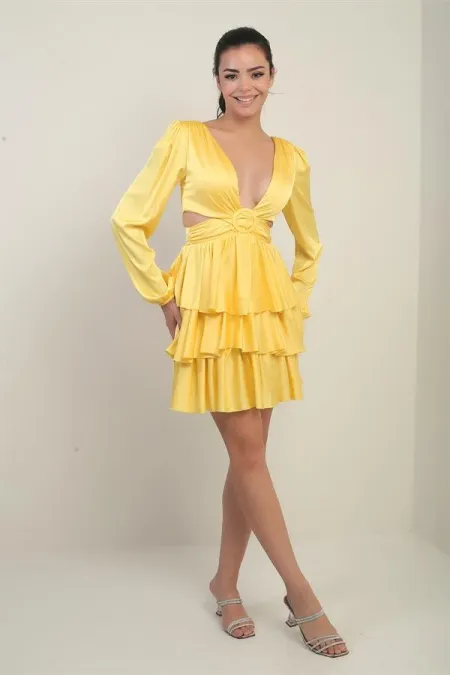 Robe courte en satin doublée à col en V devant et dos pour femme, ornée d'un détail à la taille.